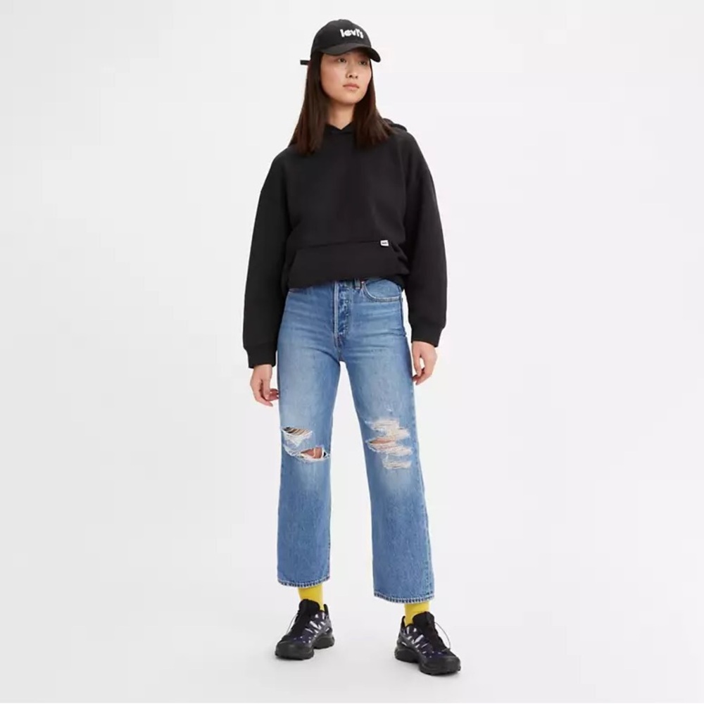 Levi’s ribcage straight ankle ripped. 25